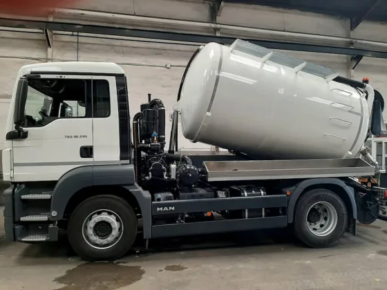Vacuum tanker truck for hauling non-conforming industrial wastewater off site
